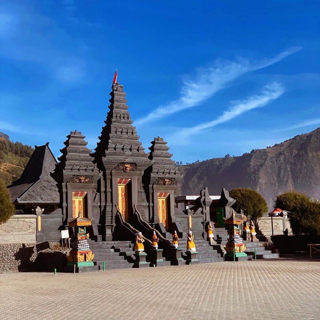 Pura Luhur Poten - Liburan sekolah di Bromo