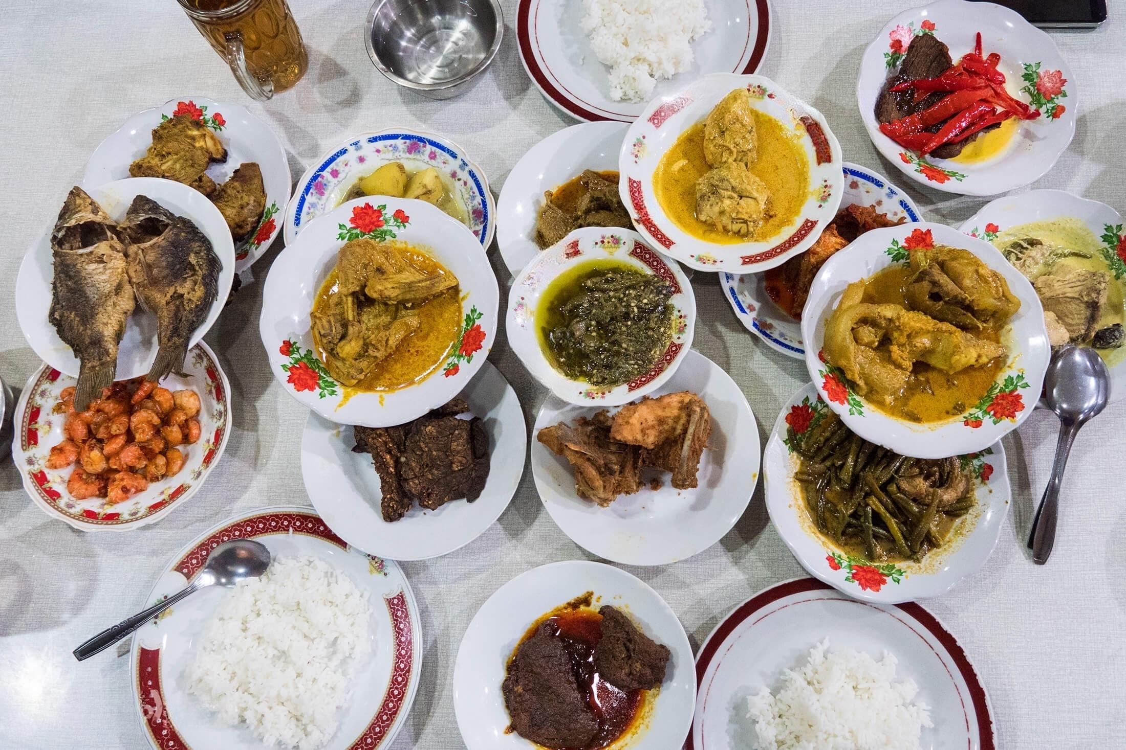 10 Makanan Tradisional Indonesia yang Harus Kamu Coba
