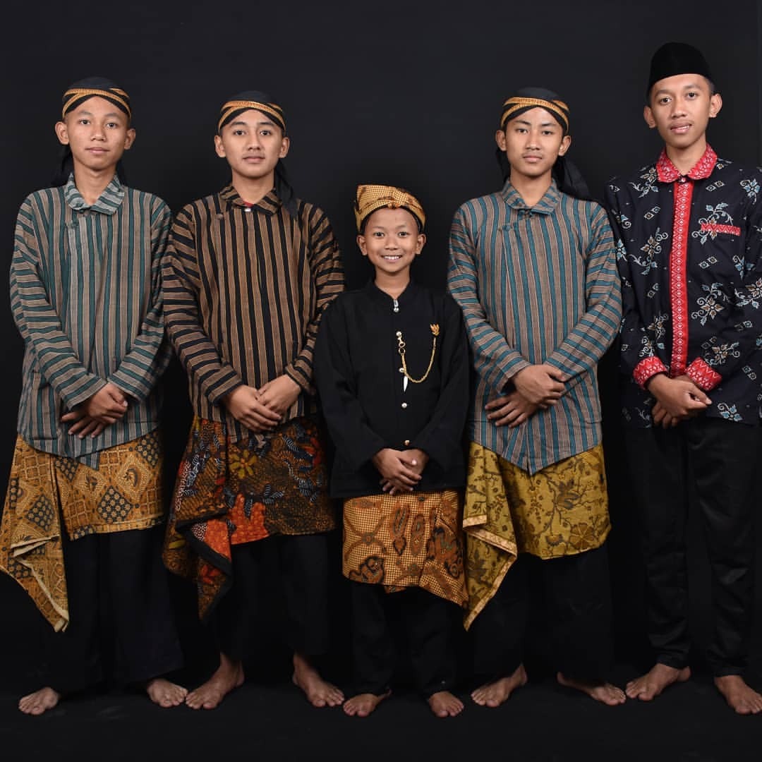Baju Adat Batik - Arena Wisata