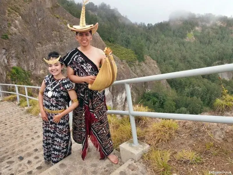 Baju Adat Flores - Arena Wisata
