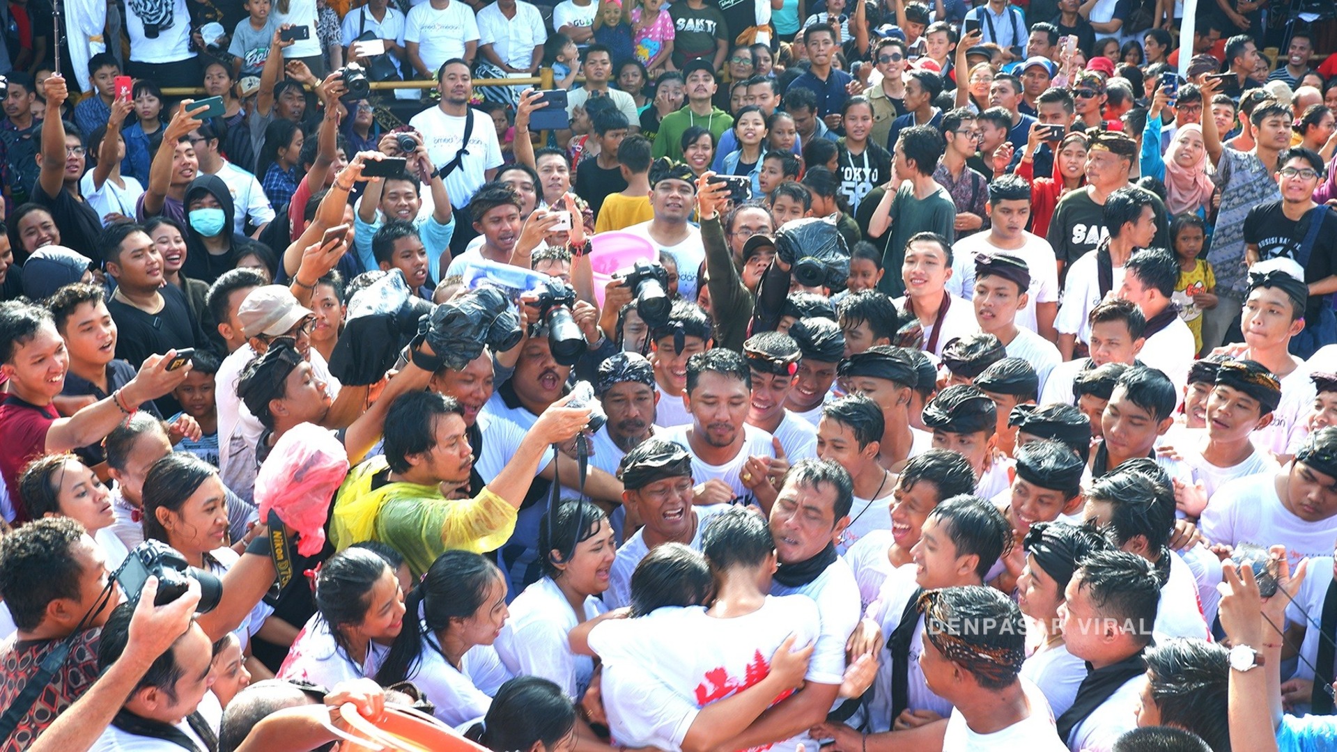 Omed-Omedan - Budaya Unik Indonesia