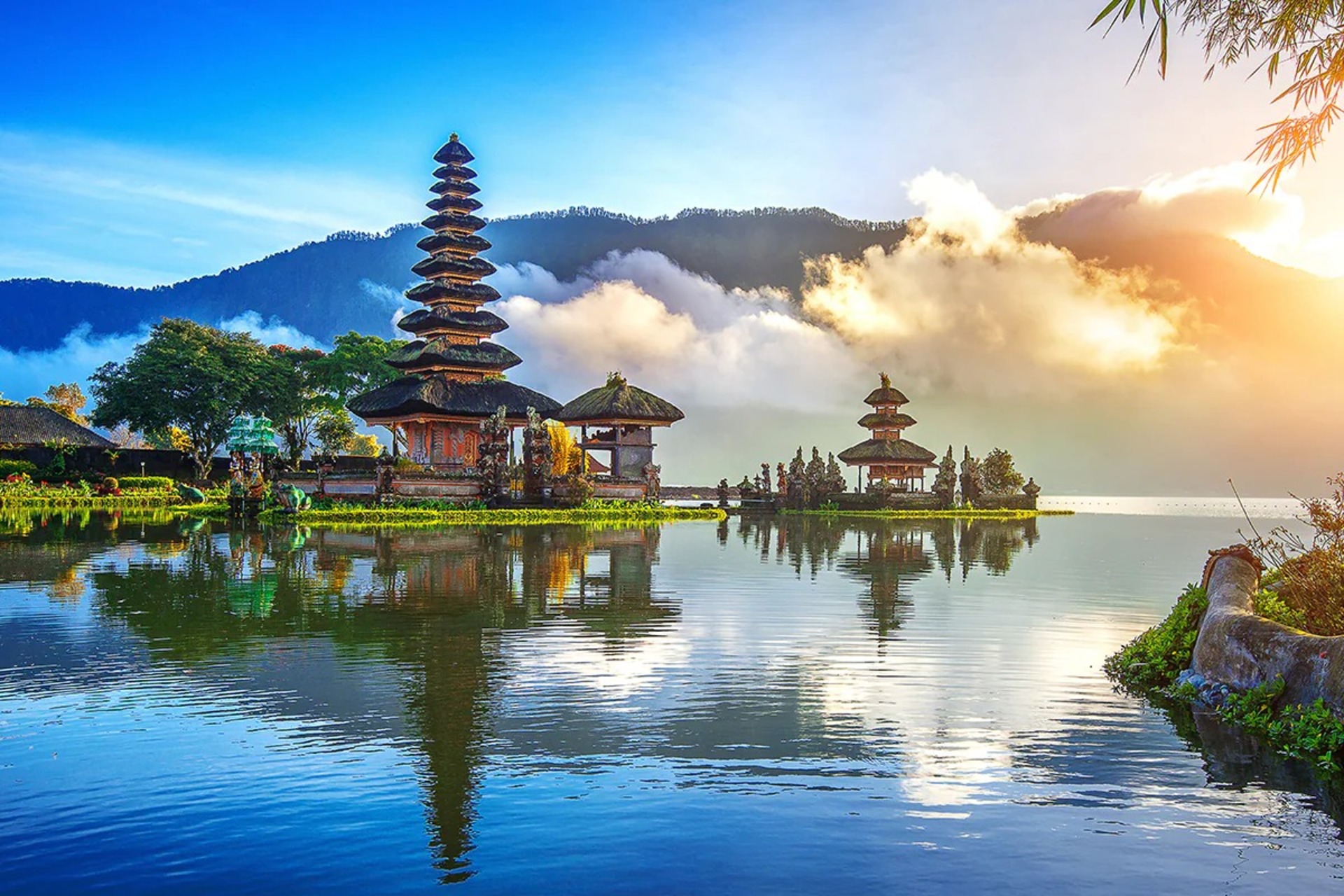 5 Wisata Danau Terindah di Indonesia yang Wajib Kamu Kunjungi