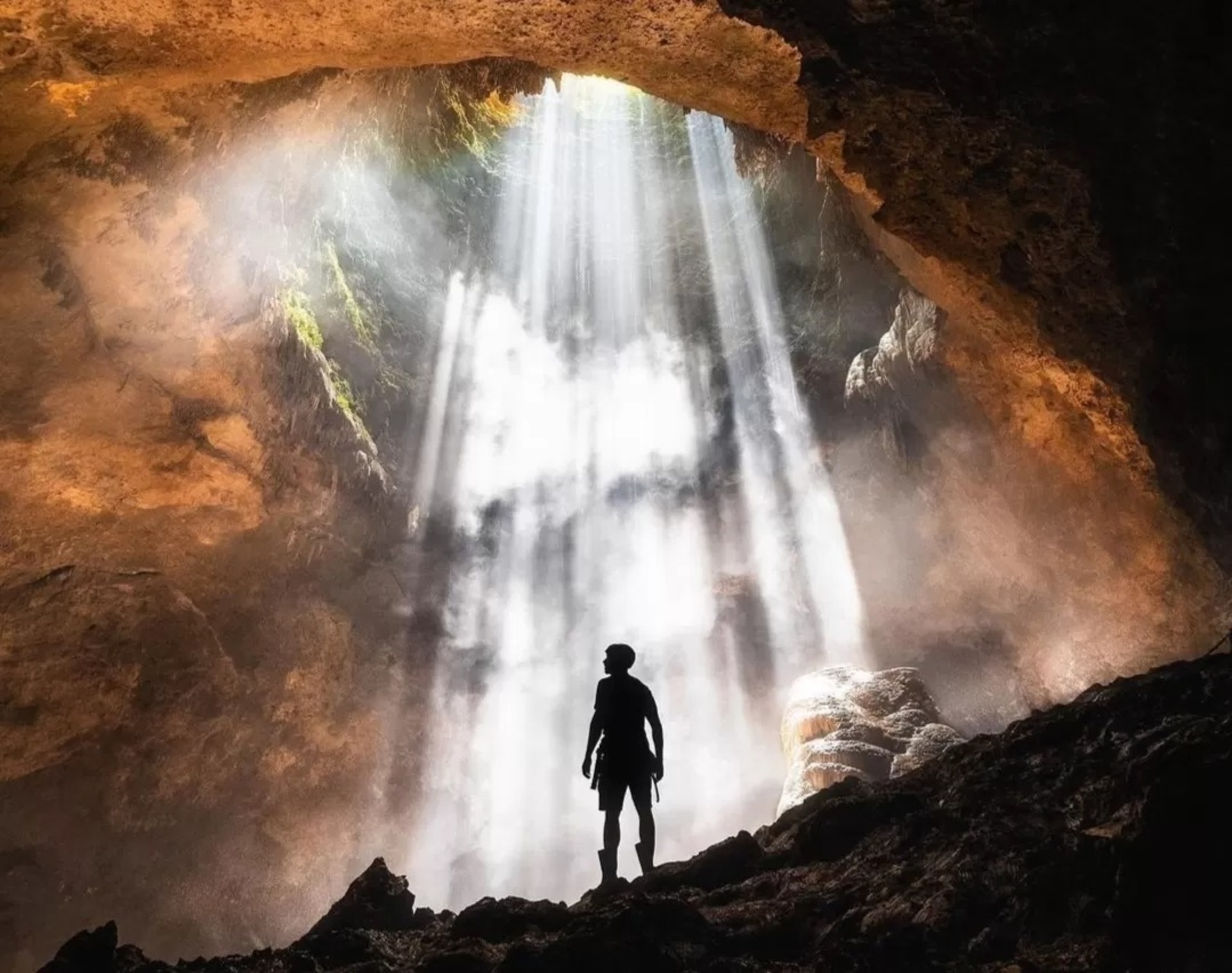 Goa Jomblang - 10 Wisata Tersembunyi di Indonesia