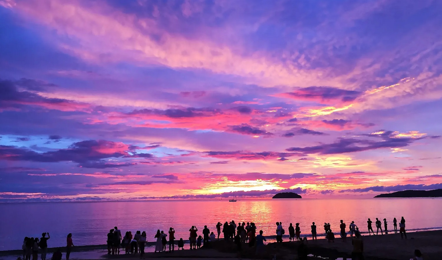 5 Pantai di Indonesia yang Menawarkan Sunset Paling Menawan