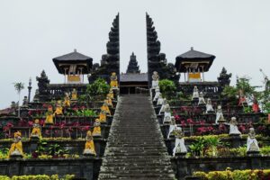 Pura Besakih Bali: Sejarah, Biaya Masuk, dan Daya Tarik