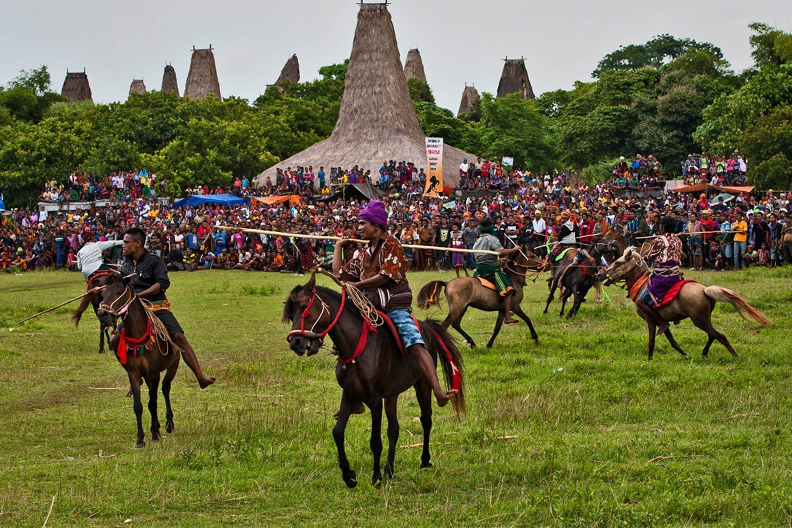 Upacara Pasola - Wisata Budaya di Indonesia Timur